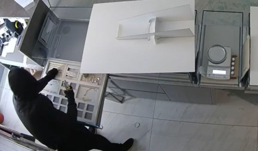 AVM içindeki kuyumcu 4 dakikada soyuldu