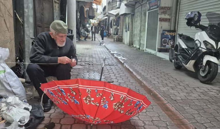 Asırlık çınardan gençlere tavsiye: "Paranızı dumana değil, fakire verin"