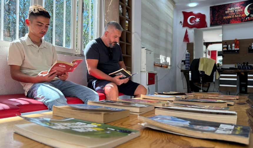 Berber dükkanını kütüphaneye çevirdi