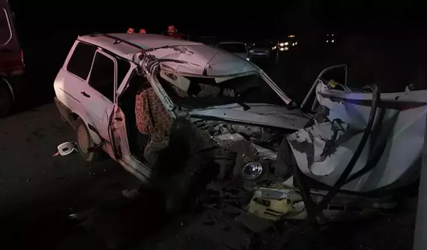 Alkollü sürücünün kullandığı otomobil elektrik direğine çarptı