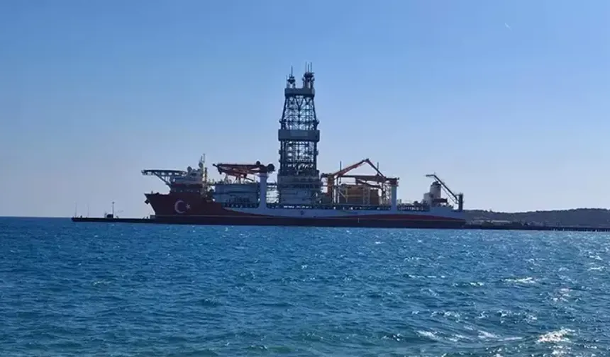 Filoya katılan sondaj gemisi, kırmızı ve beyaza boyandı