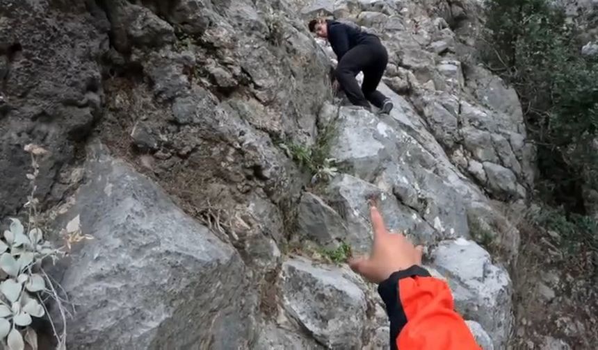 Antalya'da yürüyüşe çıktıkları dağda mahsur kalan gençleri AFAD kurtardı