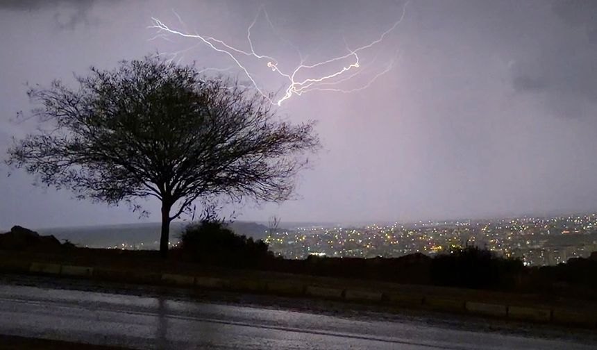 Antalya'da geceyi şimşekler aydınlattı