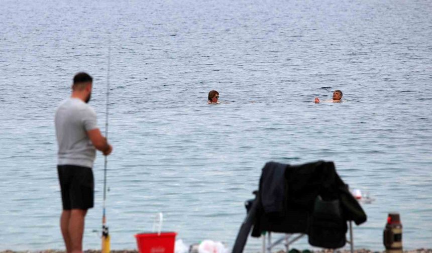 Antalya’da kasım ayında denize girmenin keyfini çıkardılar