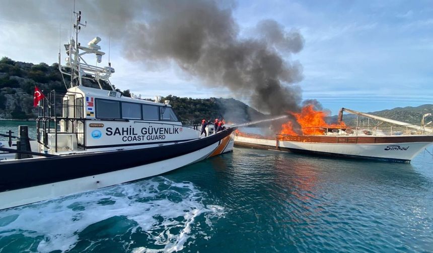 Demre'de ticari yat yandı