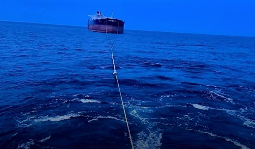 Kastamonu açıklarında isabet alan 'Virat' isimli gemi Türkeli’ye çekiliyor