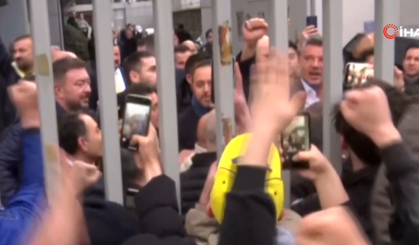 Sadettin Saran, stat önünde bekleyen taraftarları selamladı