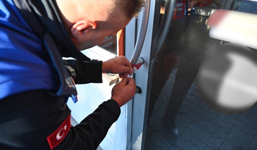 Ruhsatsız çalıştığı belirlenen dönercinin kapısına mühür vuruldu