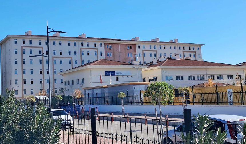 Tartıştığı 3 kişi tarafından bıçaklanan üniversite öğrencisi yaralandı