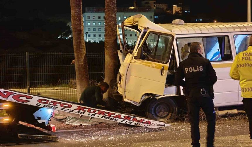 Minibüs refüje çıktı