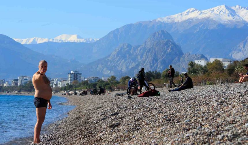 Türkiye karla mücadele ederken Antalya'da deniz sefası