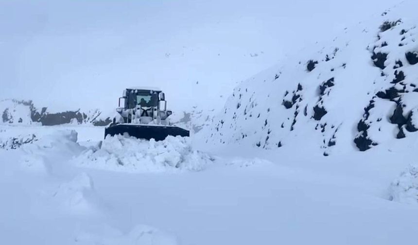 Kar yolları kapattı, beyaz esaret başladı