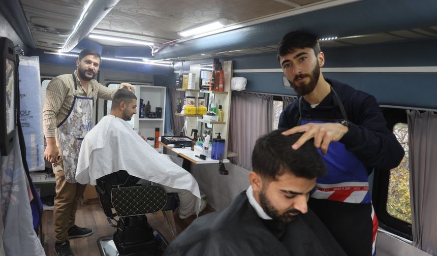 İlk kez görenleri şaşırtan mobil berber, bir ‘Alo’ ile müşterilerinin ayağına giderek VİP hizmet veriyor