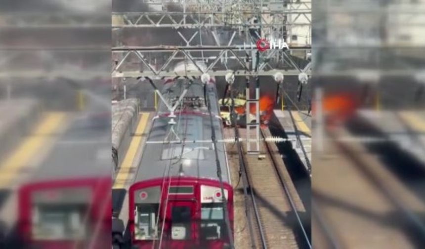 Japonya’da otomobil ile yolcu treni çarpıştı