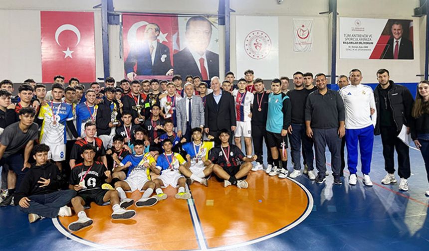 Serik'te Gençler Futsal müsabakaları sona erdi.