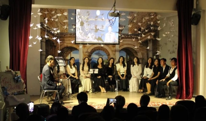 Kazak öğrencilerden edebi gece