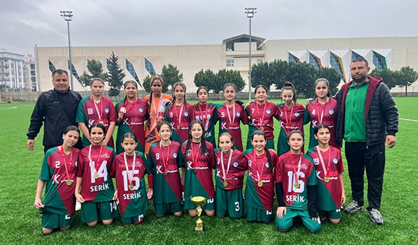 Serik’in yıldız kızları tarih yazdı