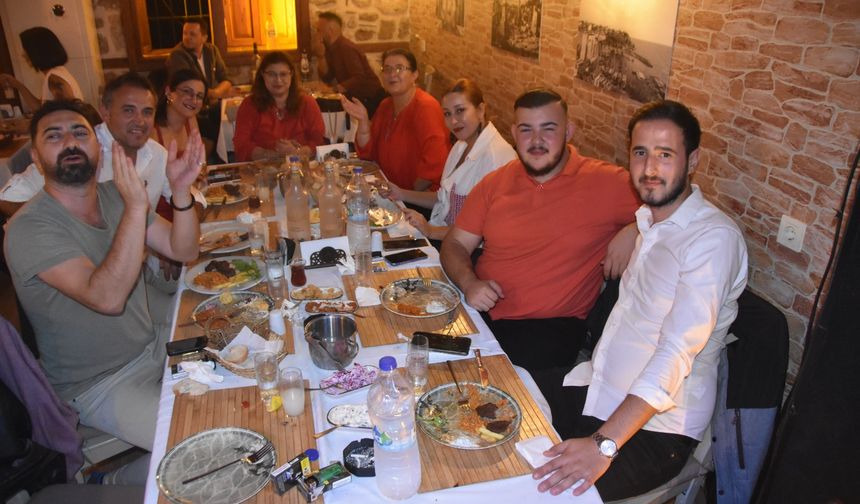 33'lük sahne de kutladılar