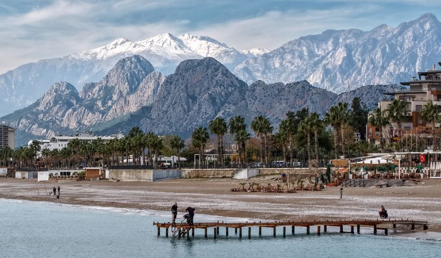 Karlı dağ manzarasında sahil keyfi
