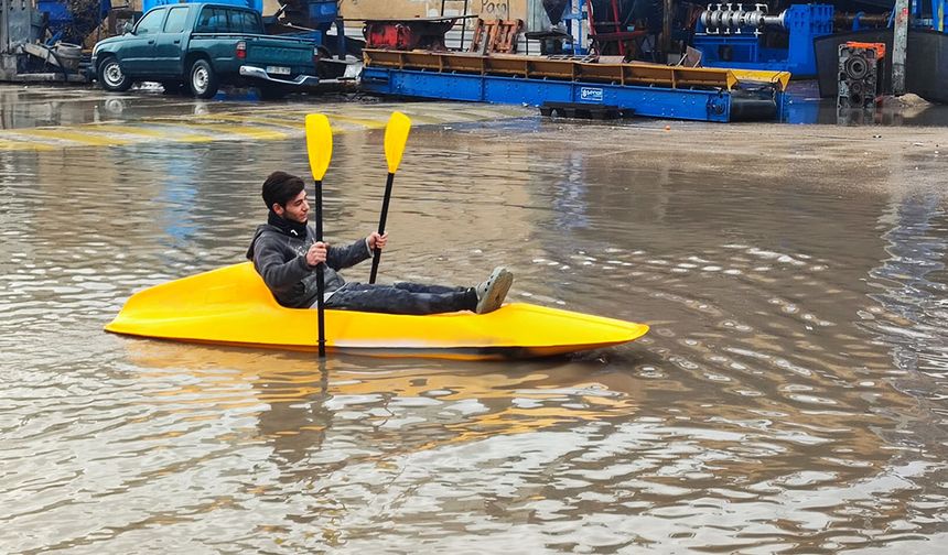 Her yağmurda göle dönen sokakta kano kullanmayı öğrendi