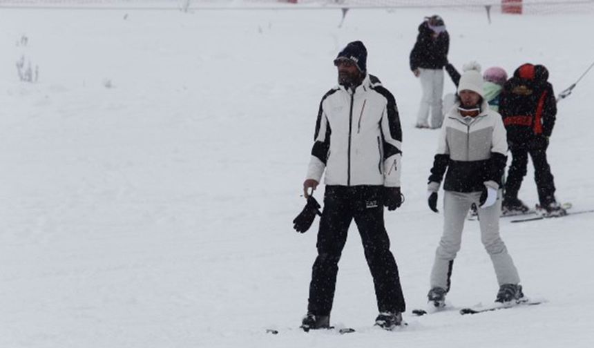 Uludağ’da kar kalınlığı 76 santimetreye ulaştı, pistler doldu taştı