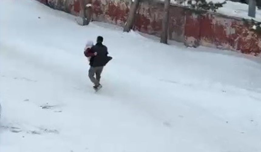 Vefa dolu görüntü: Hasta annesini kucağında taşıdı