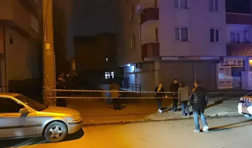 Gebze’de 5 katlı binanın girişinde çukur oluştu