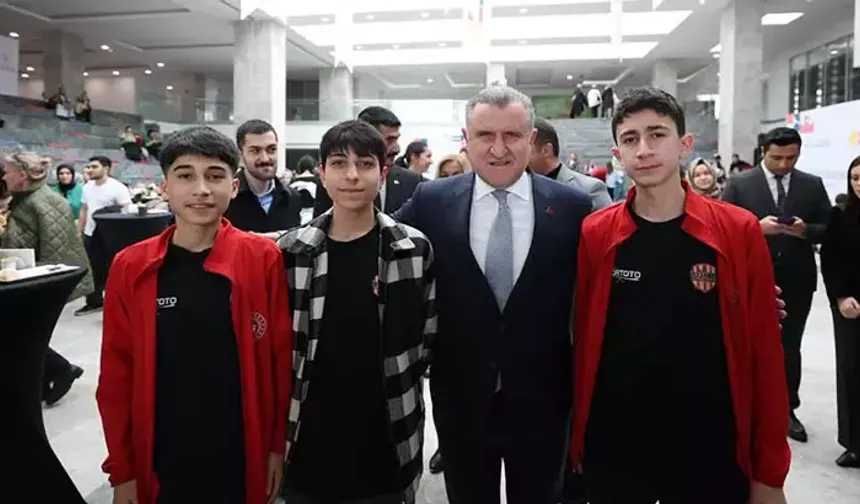 Bakan Bak: Gençlerimizle sürekli etkileşim içindeyiz