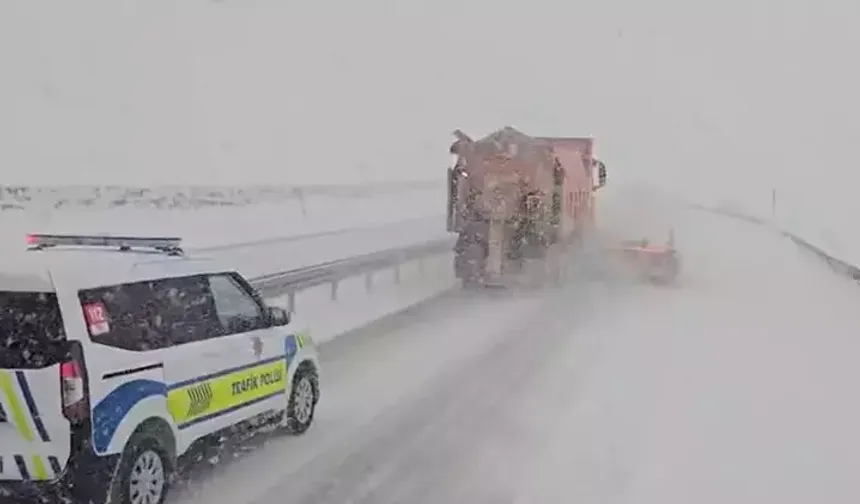 Karayolları karla mücadeleyi aralıksız sürdürüyor