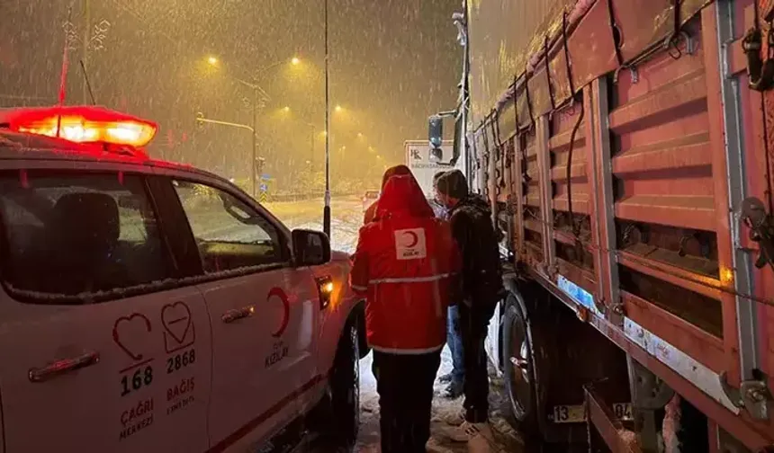 Muş-Bingöl karayolunda 80 araç karda mahsur kaldı