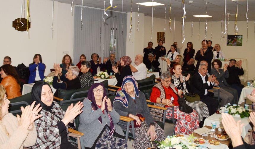 Huzurevinde türkü konseri