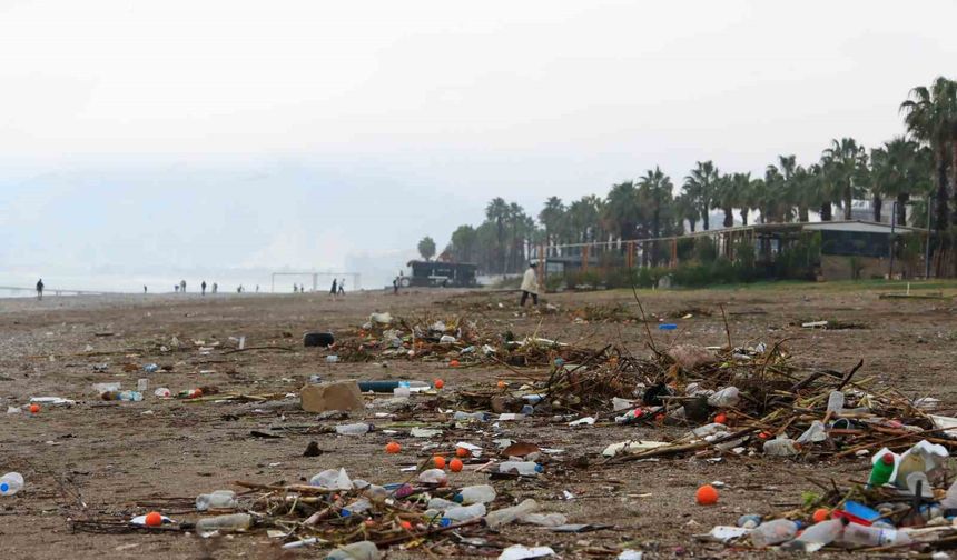 Fırtınayla birlikte dalgaların getirdiği çöpler sahilde toplandı