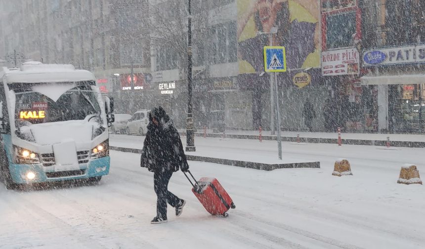 Lapa lapa kar yağdı: 405 yerleşim yerinin yolu kapalı
