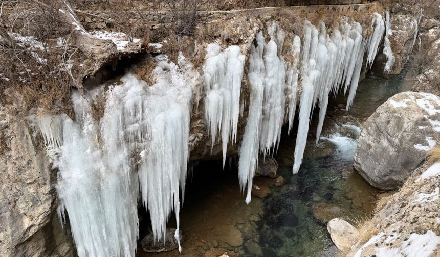 Kanyonda oluşan devasa buz sarkıtlarının boyu 5 metreyi aştı