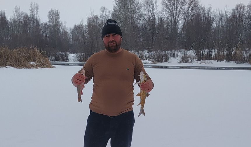 Türkiye’nin en uzun nehri dondu, üzerinde eskimo usülü balık avladılar