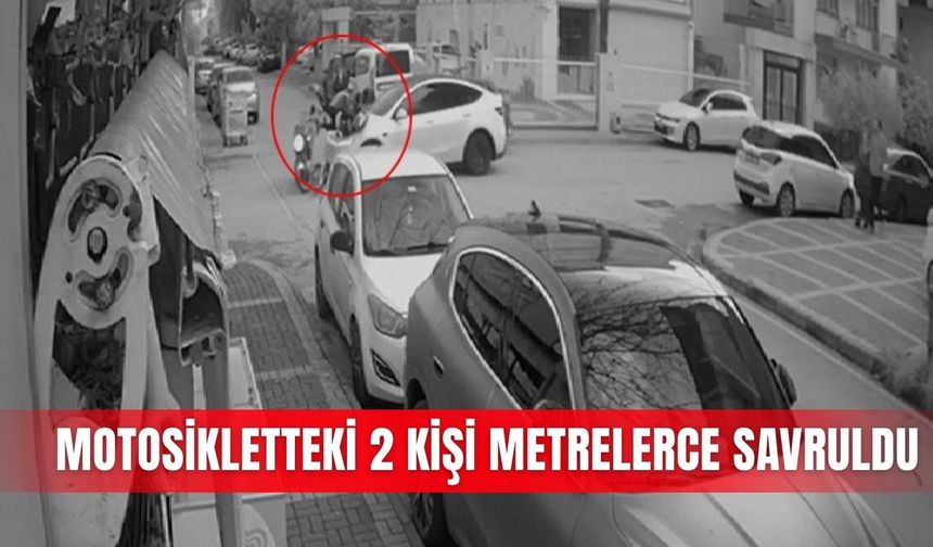 Motosikletteki 2 kişi metrelerce savruldu