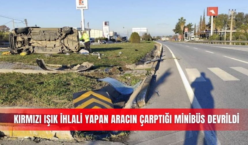 Kırmızı ışık ihlali yapan aracın çarptığı minibüs devrildi