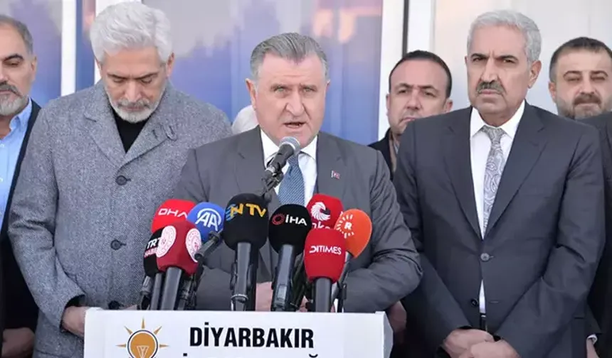 Bakan Bak: Birileri gibi deprem turisti değiliz