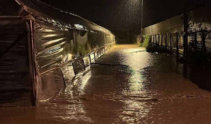 Kumluca'da yağmur ve hortum seraları vurdu