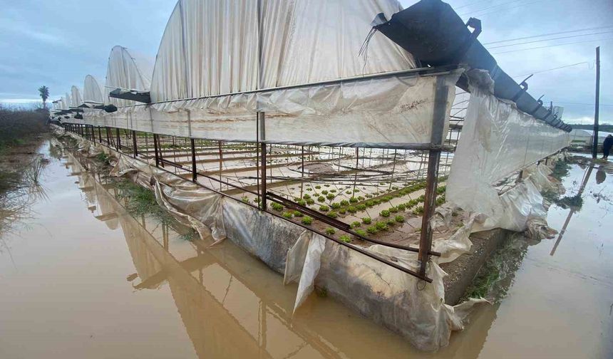 Sağanak yağmur Aksu'da su baskınlarına sebep oldu