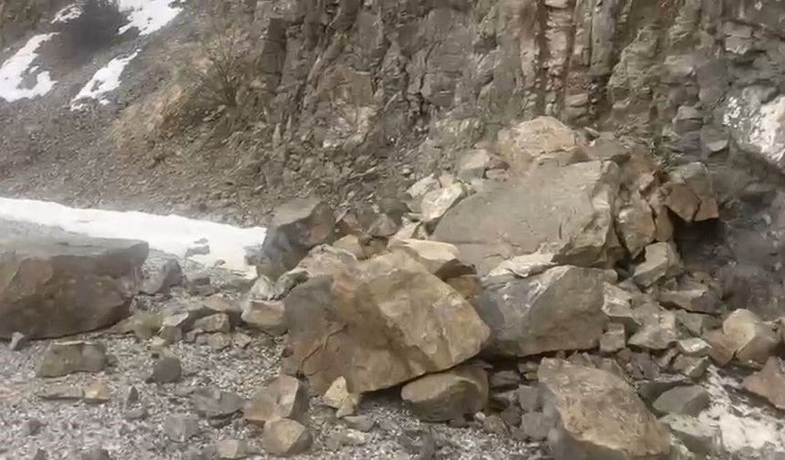 4,9’luk depremin merkez üssünden yeni görüntüler: Kaya parçaları yola böyle düştü