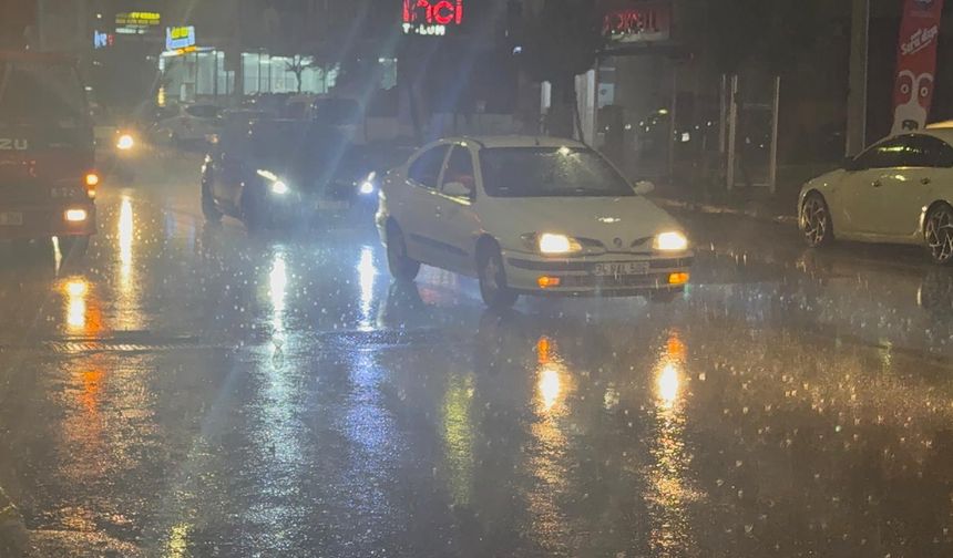 Antalya'da yağmur hayatı olumsuz etkiledi