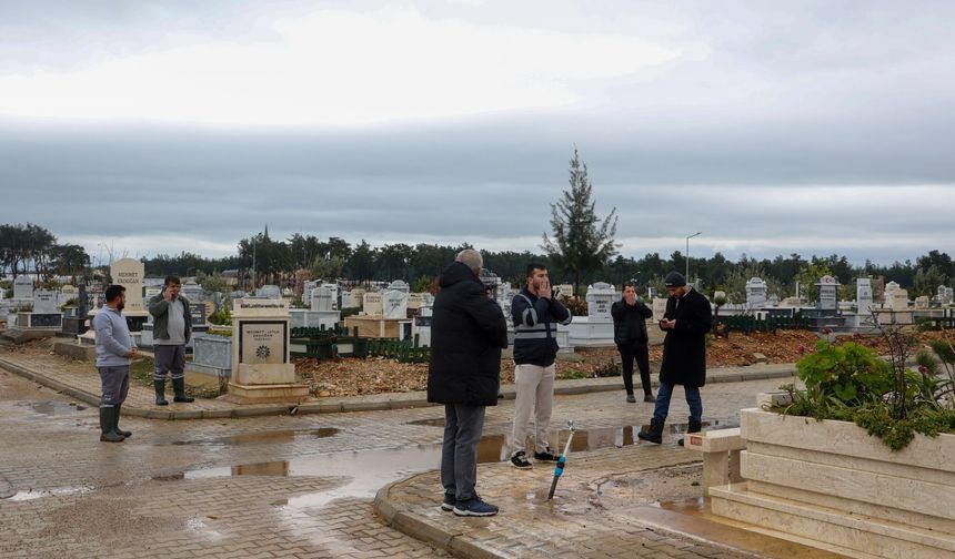 Deprem şehitleri mezarı başında anıldı