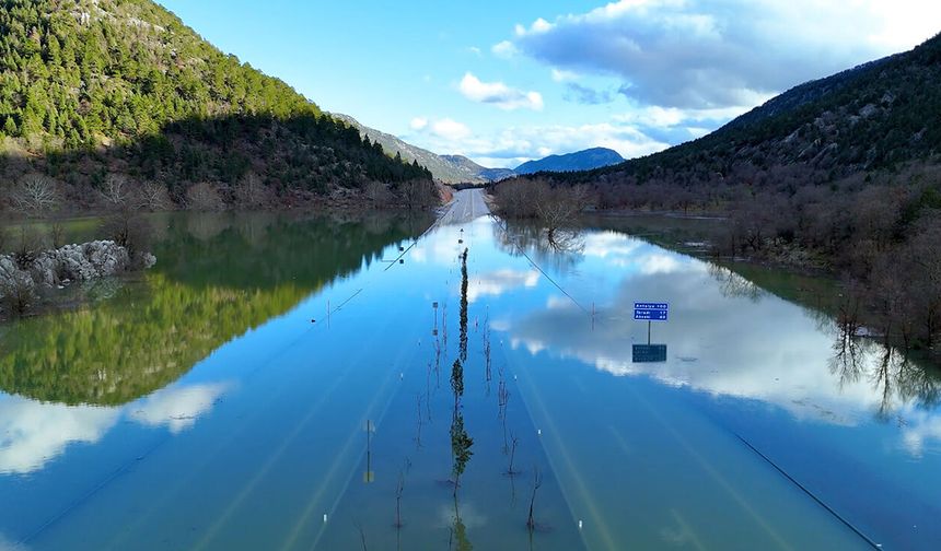 Yağmur suyu ile dolan Antalya-Konya yolu ulaşıma kapandı