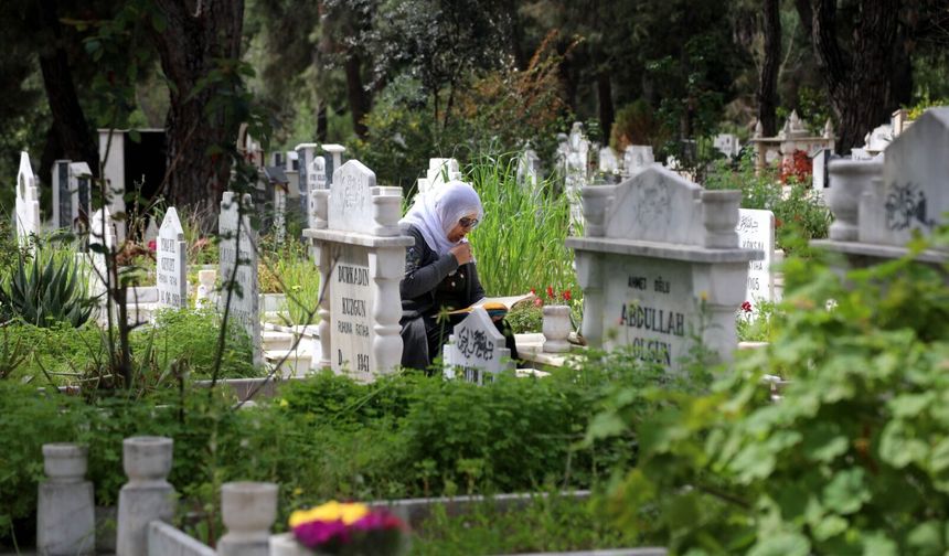 Arife günü mezarlıklara duygusal ziyaret