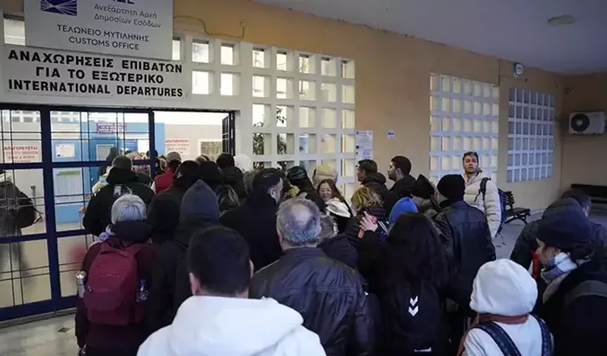 Midilli Adası’nda mahsur kalan Türkler yurda döndü