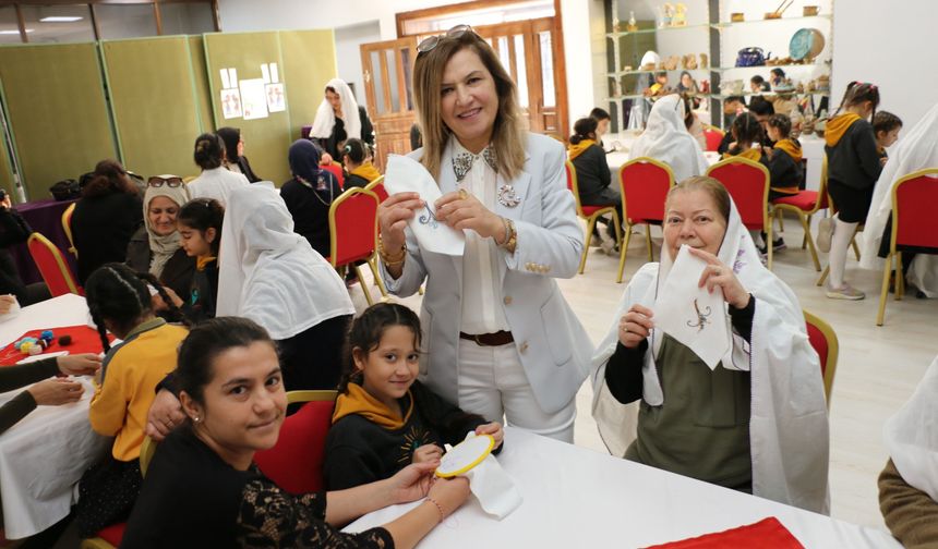 Nineler ve torunları mendil geleneğinde buluştu