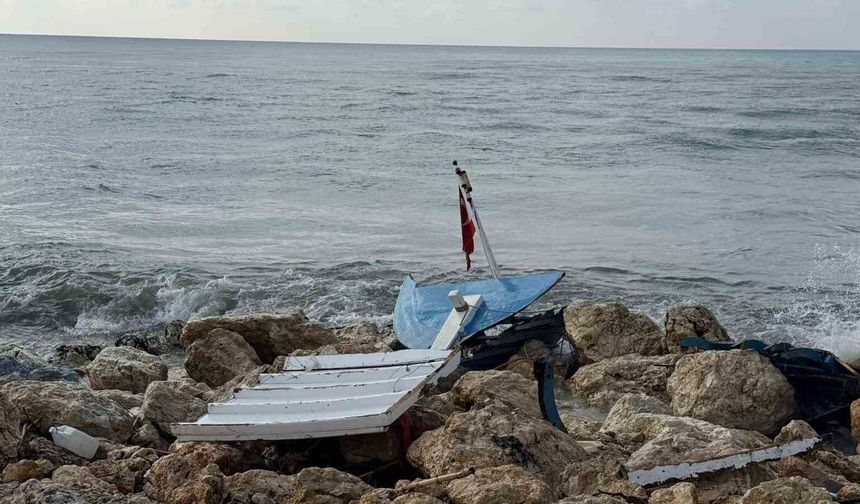 Kayalıklara çarpıp paramparça oldu