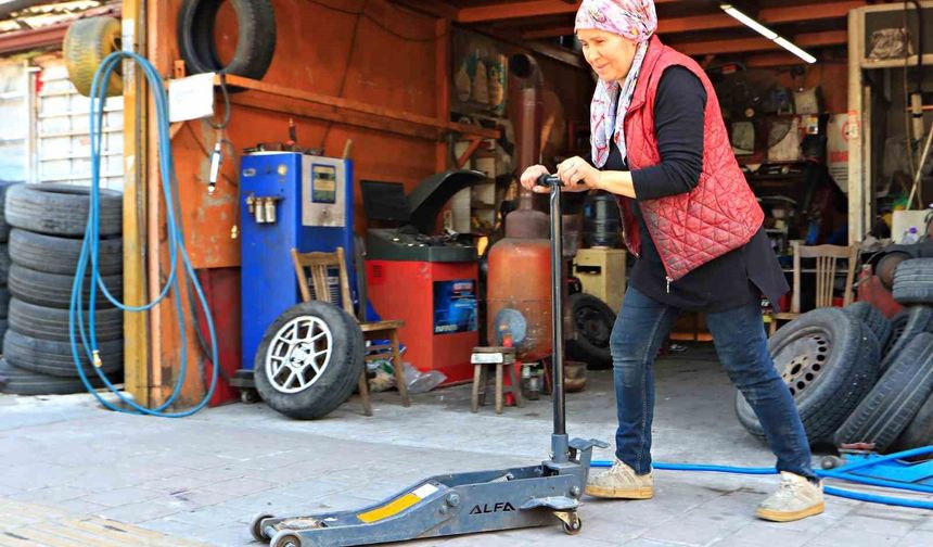 Oto lastik tamirine kadın eli değdi