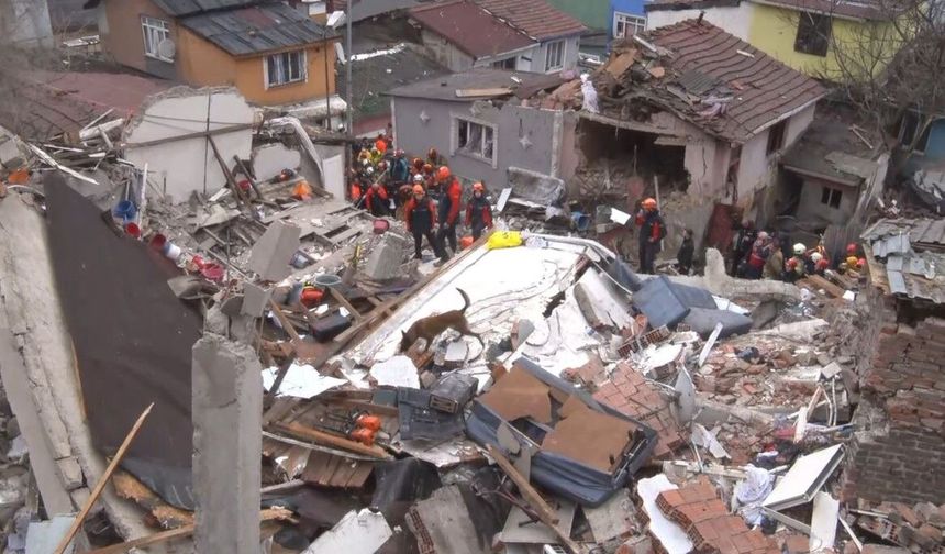 Fatih'te arama kurtarma çalışmaları devam ediyor